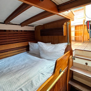 Schlafen auf einem Segelschiff aus Holz